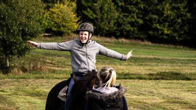 Junge auf einem Pferd